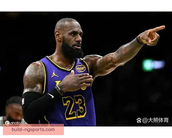 詹姆斯关键时刻带队逆转 湖人队连胜势头持续升温